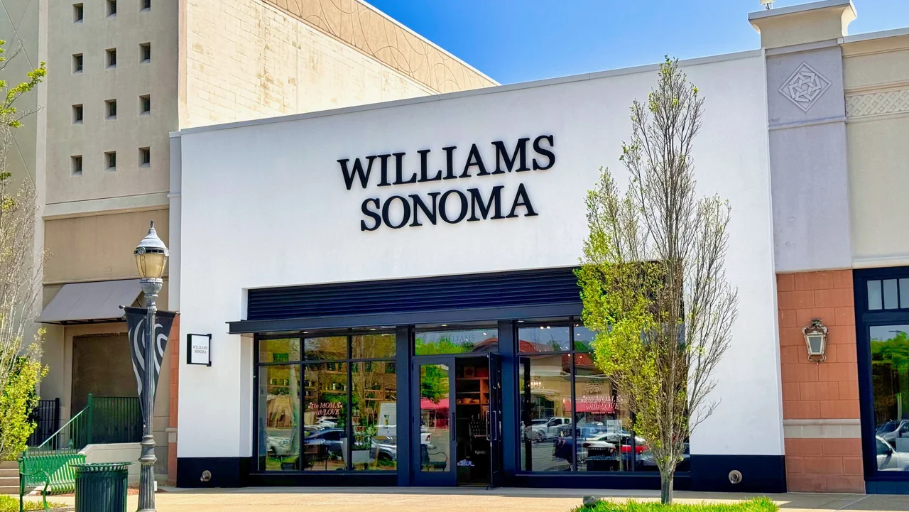 Williams Sonoma retail store exterior at The Summit shopping mall